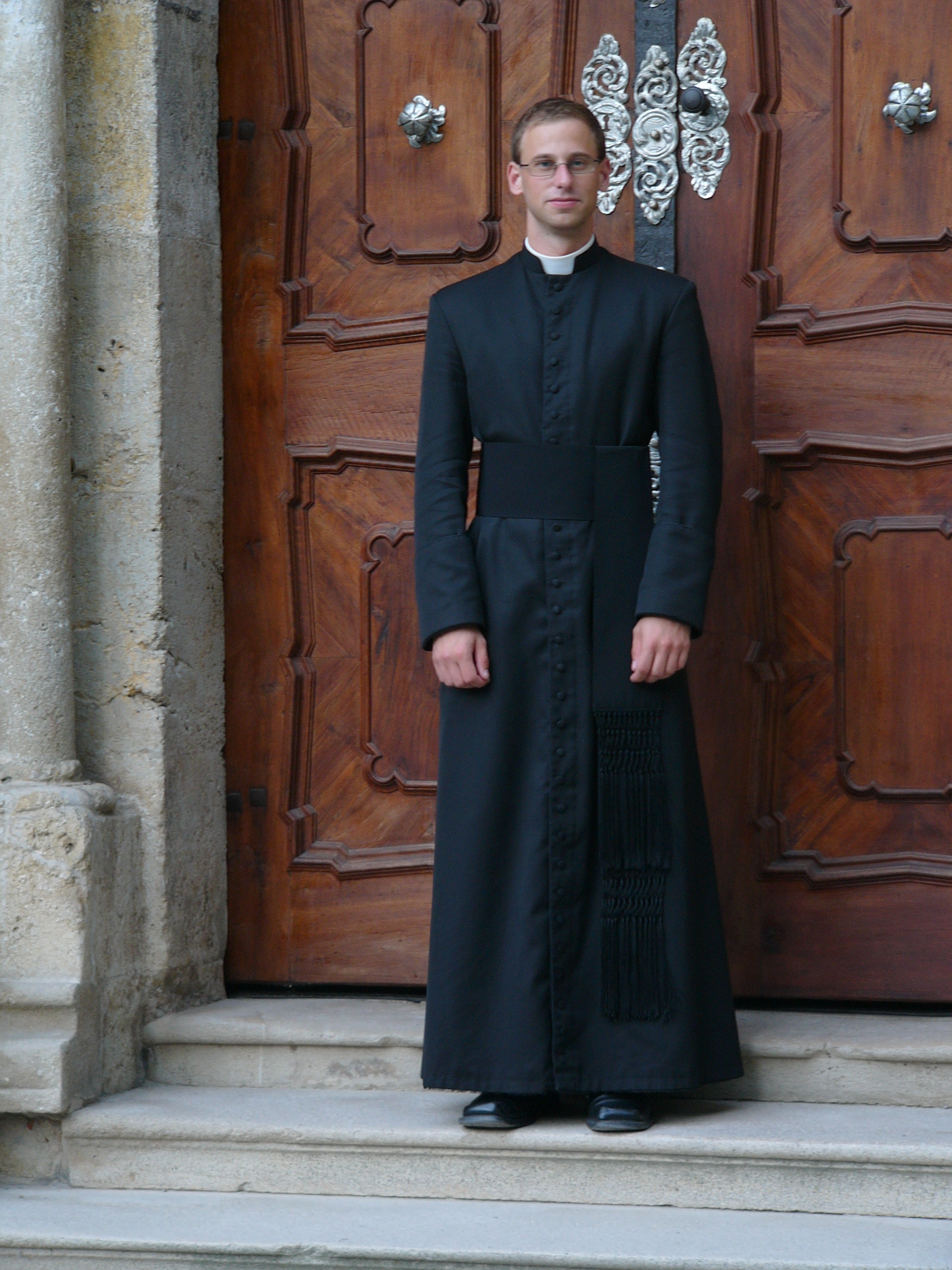 Přede dveřmi kláštera